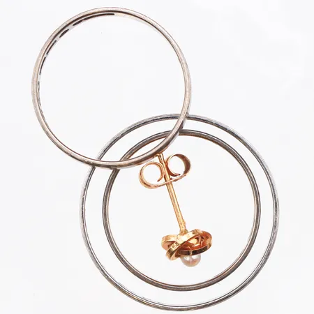 Diverse guld, defekter/gravyrer, vit- samt gulguld, 18K Vikt: 5,7 g