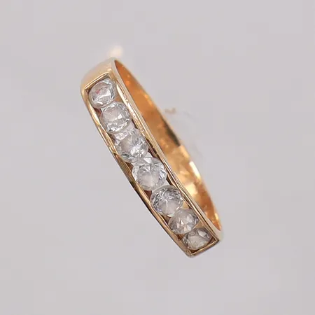 Ring med stenar stl:18, bredd 2,9-3,9mm. 18K  Vikt: 2,6 g