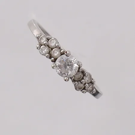 Ring med stenar stl:18¼ bredd 1,7-5mm silver 925/1000 Vikt: 2,2 g