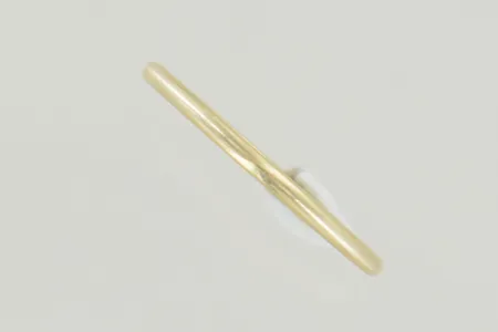 Ring stl: 13¾ bredd 1 mm, 18K Vikt: 1 g