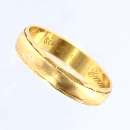 Ring stl:17¾ bredd ca 4mm, gravyr, 18K Vikt: 2,8 g