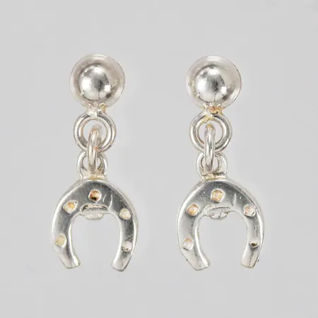 Ett par örhängen hästskor längd: ca 1,5cm bredd: ca 6mm 925/1000 silver Vikt: 1 g