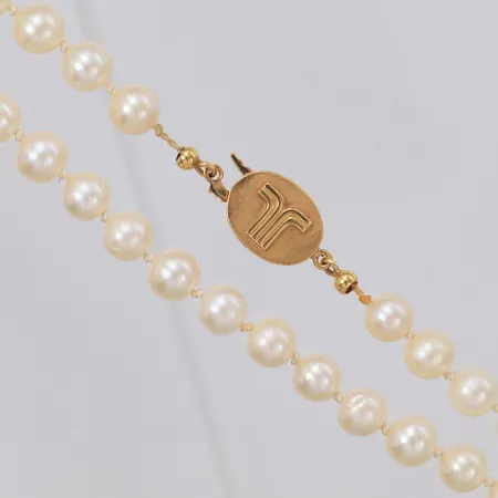 Pärlcollier odlade saltvattenspärlor Akoya ca Ø6-6,4mm, längd 52cm, graverat guldlås Landstinget 18K, pärlor med slitage och ytfel. Vikt: 0 g