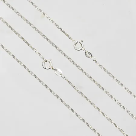 2 kedjor Pansar längd 39½-42½cm, bredd 1-2mm, mindre klämskador på länk, silver 925/1000. Vikt: 5 g