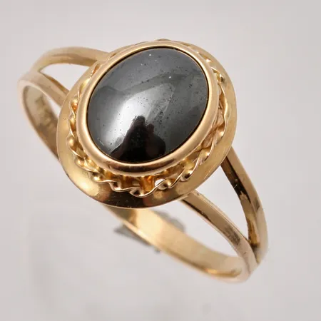Ring stl:18 bredd 1,96-13,1mm, Hematit mått 7,5x9mm, Bronsil AB, 18K guld, 2,55g.
