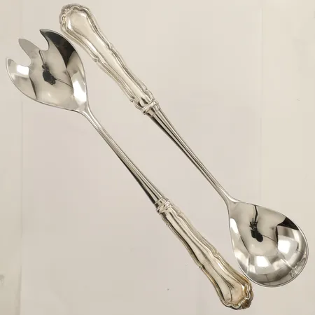 Salladsbestick Chippendale längd 24cm, del i rostfritt stål, handtag i silver 830/1000 Vikt: 209 g