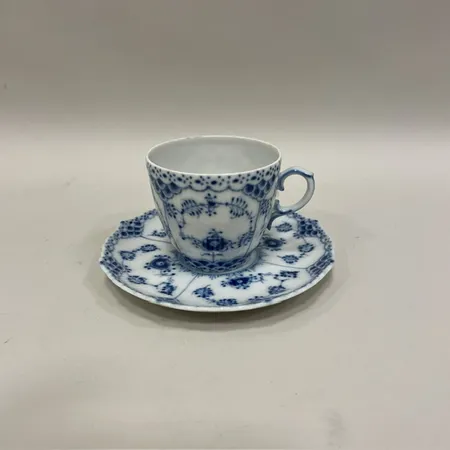 Kaffe kopp med fat Musselmalet Halvblond Royal Copenhagen, modellnummer 1035, koppens höjd ca 6,5cm samt Ø 7cm, fatets diameter ca 13,5cm, 1957 Danmark Skickas med paket.