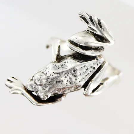 Ring stl:18½ bredd 3-30mm, groda, skev skena, silver 925/1000. Vikt: 6 g