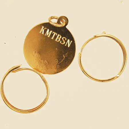 Diverse guld örhängen samt hänge defekt gravyr 18K Vikt: 1,7 g