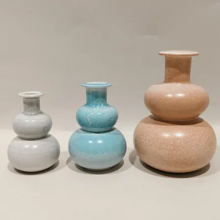 Tre miniatyrvaser Margareta Hennnix för Gustavsberg Sweden höjd minsta 8,5cm mellan 9cm största 12cm