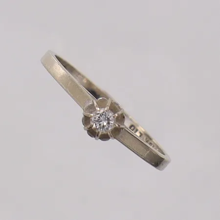 Ring med diamant 0,08ct enligt gravyr, stl:17¾ bredd 1,8-4,9mm, vitguld, GFAB. 18K Vikt: 2 g