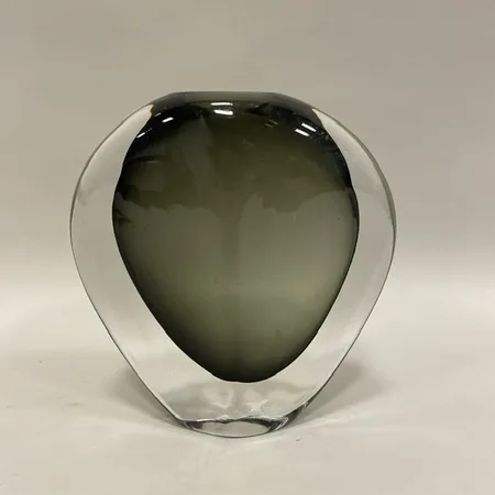 Vas Nils Landberg för Orrefors "Sommerso" ca 15cm, signerad och numrerad 3538/5, repor samt minimal nagg, rökmålat glas  Skickas med paket.