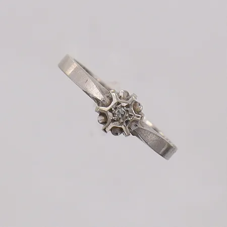 Ring med 8/8-slipad diamant ca 0,01ct, stl:15 bredd 1,9-5,3mm, vitguld. 18K  Vikt: 1,9 g