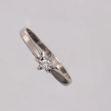 Ring med diamant 0,05ct enligt gravyr, stl:16¼ bredd 1,7-5,1mm, vitguld. 18K Vikt: 1,6 g