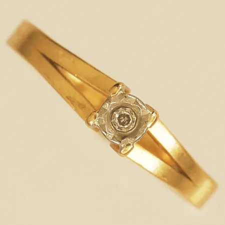 Ring med diamant 1xca0,005ct stl:14¾ bredd 3,6mm 18K Vikt: 1,1 g