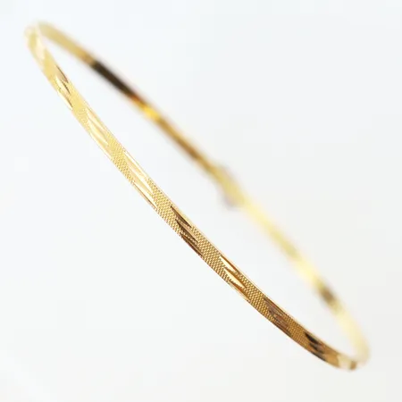 Armring diameter 70mm, bredd:2,5mm, ojämn, 18K  Vikt: 5,5 g