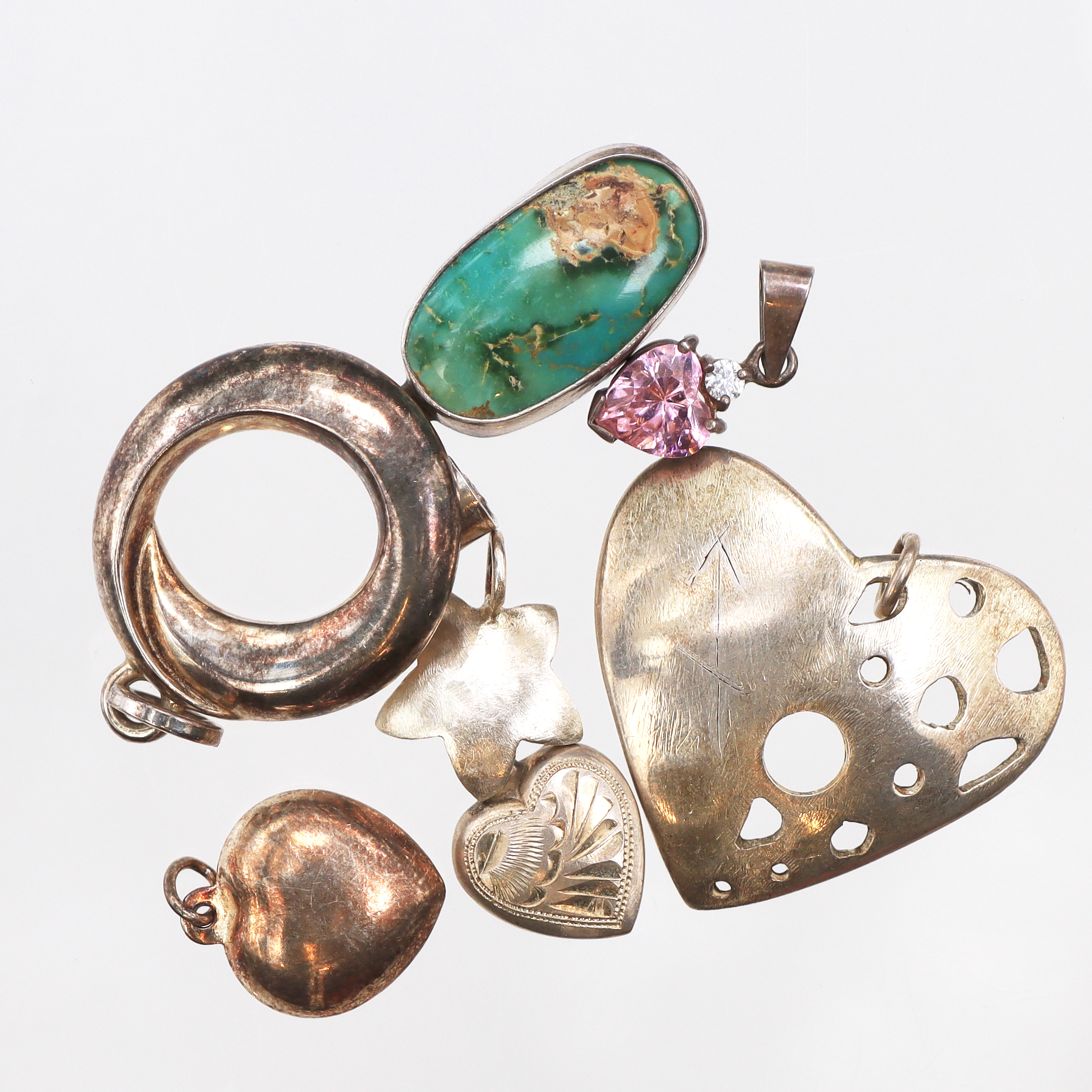 Sju hängen, vissa med stenar, 830-925/1000 silver Vikt: 13,1 g