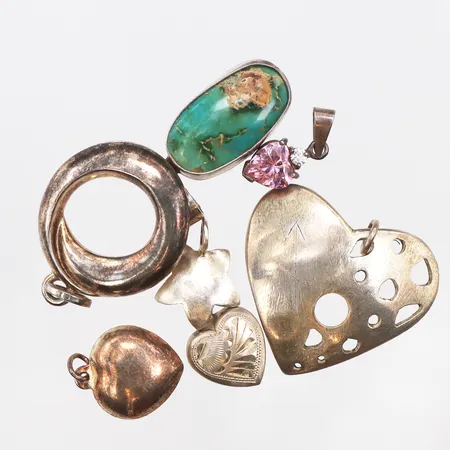 Sju hängen, vissa med stenar, 830-925/1000 silver Vikt: 13,1 g