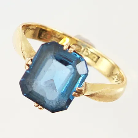 Ring med blå sten 10x8mm, stl:15¼, gravyr, sten med små nagg, 18K  Vikt: 3,2 g