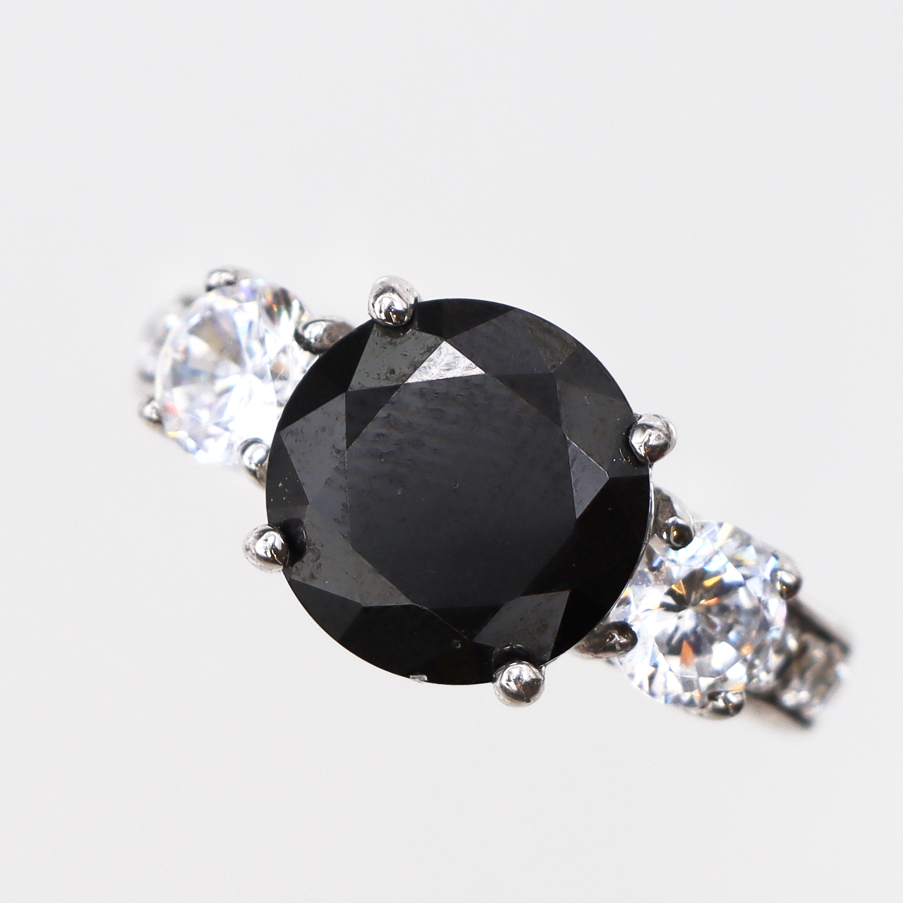 Ring med svart samt visa stenar, Stl:17¼, bredd: 2,3-10,1mm, 925/1000 silver Vikt: 4,8 g