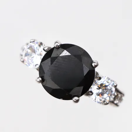Ring med svart samt visa stenar, Stl:17¼, bredd: 2,3-10,1mm, 925/1000 silver Vikt: 4,8 g