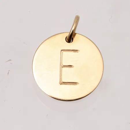Hänge bokstav E, mått Ø16x12,6mm, graverad, 18K, 1,58g.