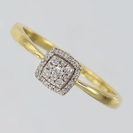 Ring med diamanter  1 x ca0,02ct,+ 4 x ca0,01ct +  24 x ca 0,0025ct Guldfynd stl 7½ bredd ca 1,5-6mm 18 Vikt: 1,9 g