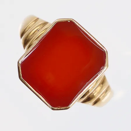 Ring med karneol stl:20½ bredd 3-14mm BEH (Bengt Hallberg) Köping 1963 18K Vikt: 4,4 g