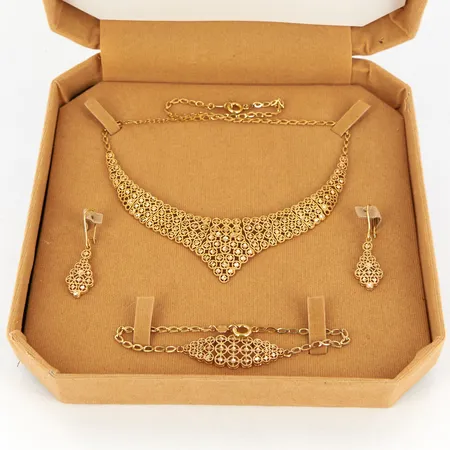 Smyckeset, Collier halvstelt, 42cm, Armband 19cm, Ett par örhängen, 40mm, smärre skevheter, etui, 18K, Vikt: 22,2 g