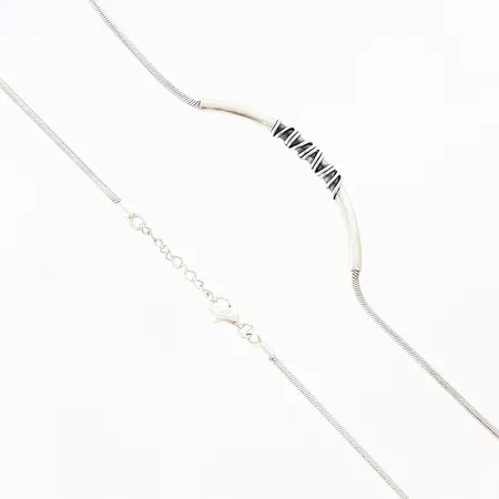 Collier Guldfynd ca 42-45cm, stel mittdel, bredd 2-5mm, silver 925/1000. Vikt: 15,5 g