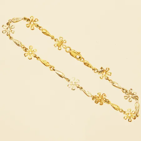 Armband med blommor längd 18,5cm bredd 6,7mm tvåfärgad defekt 18K Vikt: 3,7 g