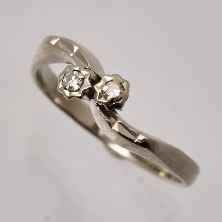 Ring stl:15¼ bredd 1,9-4,1mm, 2st diamant 8/8 slipade, importstämpel, 18K vitguld, 2,15g.