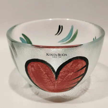 Skål Hearts Ulrica Hydman-Vallien för Kosta Boda handmålat glas höjd 8cm Ø11cm signerad, etikettmärkt.