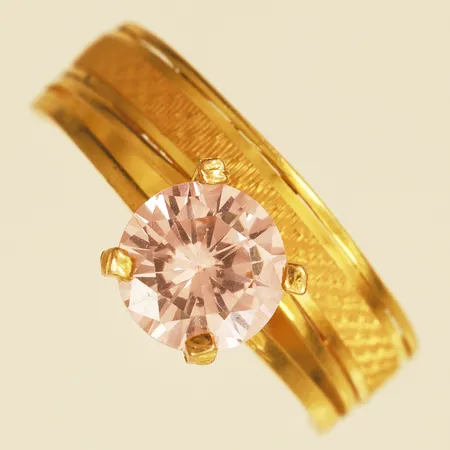 Ring med rosa sten stl:17 bredd 9,6mm ojämnheter på skena 21K Vikt: 2,8 g