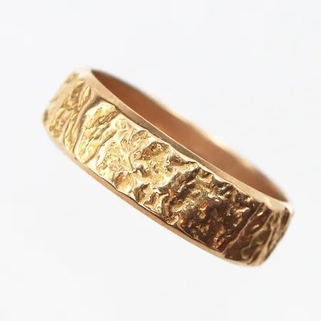 Ring Stl:21, bredd: 7mm, gravyr, 18K Vikt: 9 g