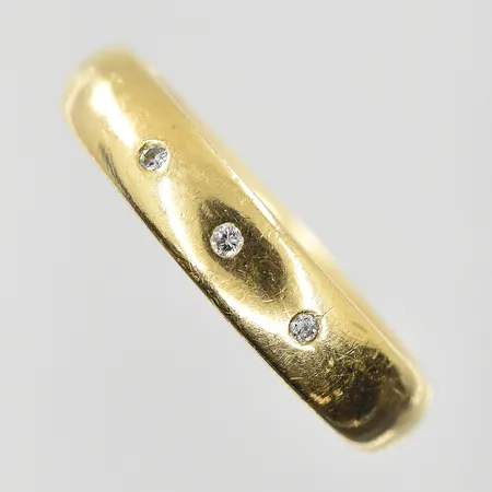 Ring med vita stenar stl:18¼, bredd 4mm, 18K. Vikt: 6,9 g