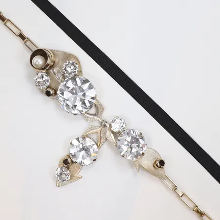 Collier med gulmetall och strass från Lara Bohinc delvis med band i svart textil