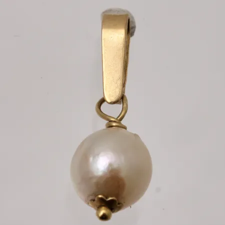 Hänge mått 5,7x16,6mm, odlad pärla, mått Ø5,7mm, importstämpel, 18K guld, 0,47g.