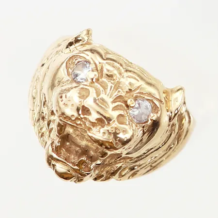 Ring lejon med vita stenar, stl:18¼, bredd:4,5 - 7,0mm, 18K  Vikt: 10,4 g