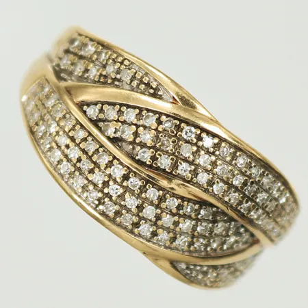 Ring med 98 diamanter 0,26ct totalt enl gravyr, stl 17¼ bredd 2,5-10mm, Guldfynd, 18K 3,4g