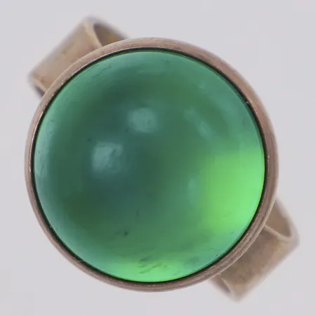Ring med grön sten stl:17¾, bredd 15,4mm, repor på sten, silver 835/1000 Vikt: 5,2 g