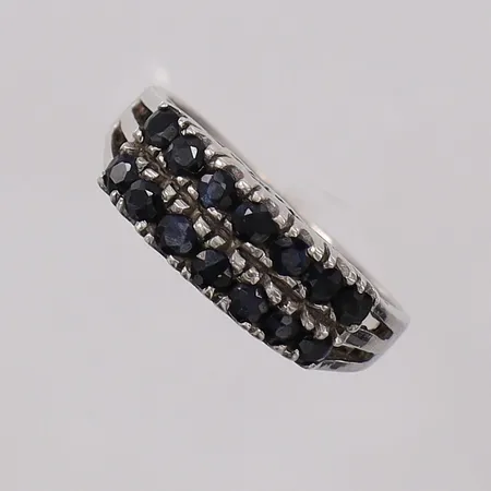 Ring med safirer stl:17½ bredd 2-6,4mm, några stenar med nagg silver 925/1000 Vikt: 3,1 g