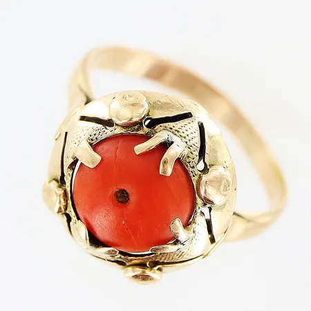 Ring med korall stl:17 bredd 2-13mm, defekt på korall, 8K. Vikt: 2,7 g