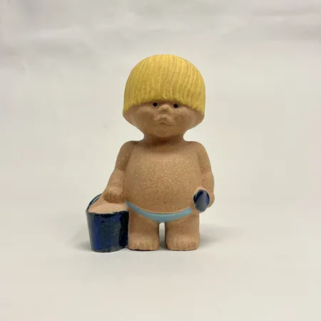 Figurin Väst ur serien All världens barn, formgivare Lisa Larson, Gustavsberg, höjd 9,5cm, stengods, krackeleringar