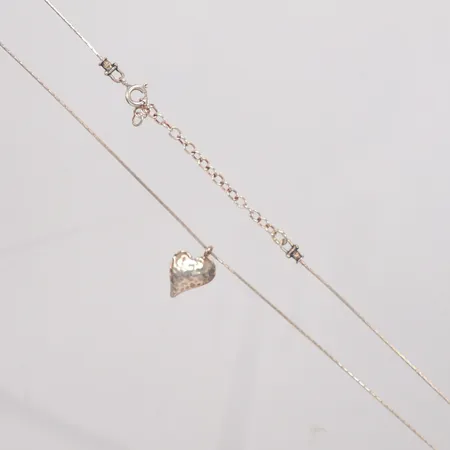 Collier med hänge hjärta längd 42 - 48cm, bredd 0,6mm, hängets mått 17,5x12,5mm, silver 925/1000 Vikt: 3,5 g
