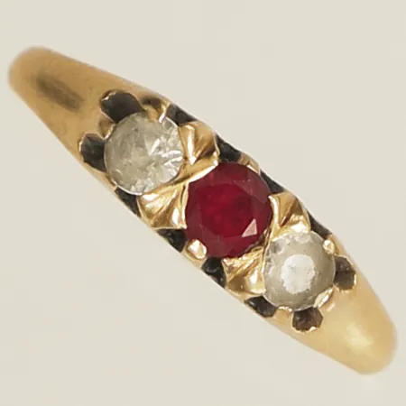 Ring med vita samt röd sten stl:17½ bredd 4,5cm 18K Vikt: 2,3 g