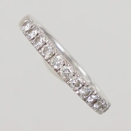 Halvalliansring med briljantslipade diamanter 13x ca 0,03ct varav 5 stenar indikerar på syntetiska diamanter, stl 15¼, bredd 2,5mm, vitguld, MEG år 2013, 18K Vikt: 4 g