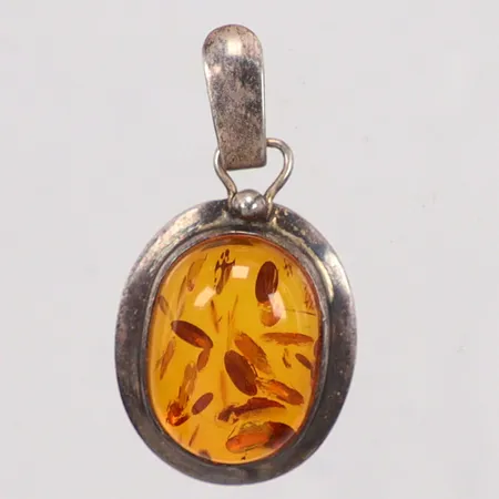 Hänge med bärnsten, längd 4,1cm, bredd 21,1mm, silver 925/1000 Vikt: 4,9 g
