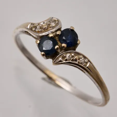 Ring stl:17 bredd 1,3-6,8mm, 2st Safirer, 4st diamanter 8/8 slipad, 0,03ct, importstämpel, 18K vitguld, 1,51g.