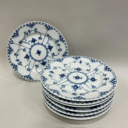 7 Assietter Musselmalet Helblond Royal Copenhagen, modellnummer 1087, Ø 17cm, 1950-tal Danmark Skickas med postpaket.